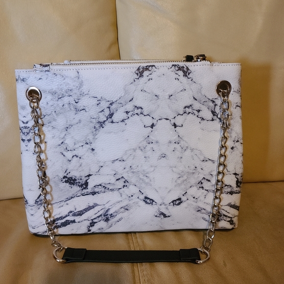 🛑SOLD🛑Guess satchel - Picture 2 of 5